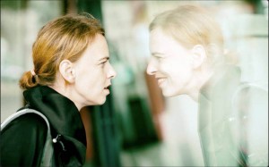 Uta Köbernick am Schaufenster - Uta Köbernick, Liedermacherin, Sängerin, Schauspielerin