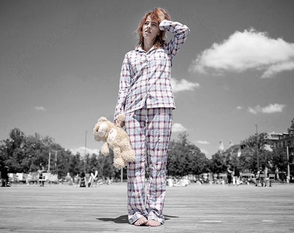 Uta Köbernick steht mit Pijama und Teddybär auf dem leeren Sechseläutenplatz in Zürich